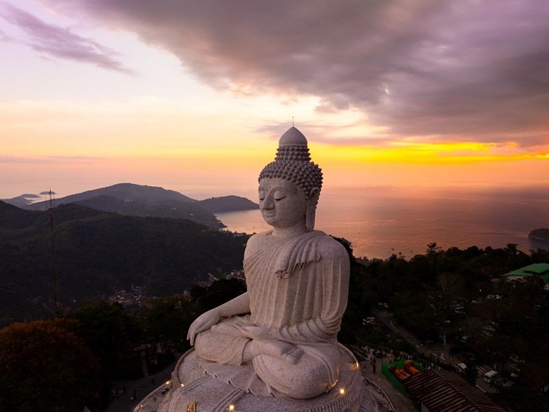 Le Big Bouddha de Phuket veille sur l'île depuis son sommet