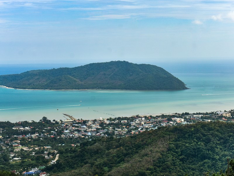 Vue imprenable sur la baie depuis le promontoire du Big Buddha