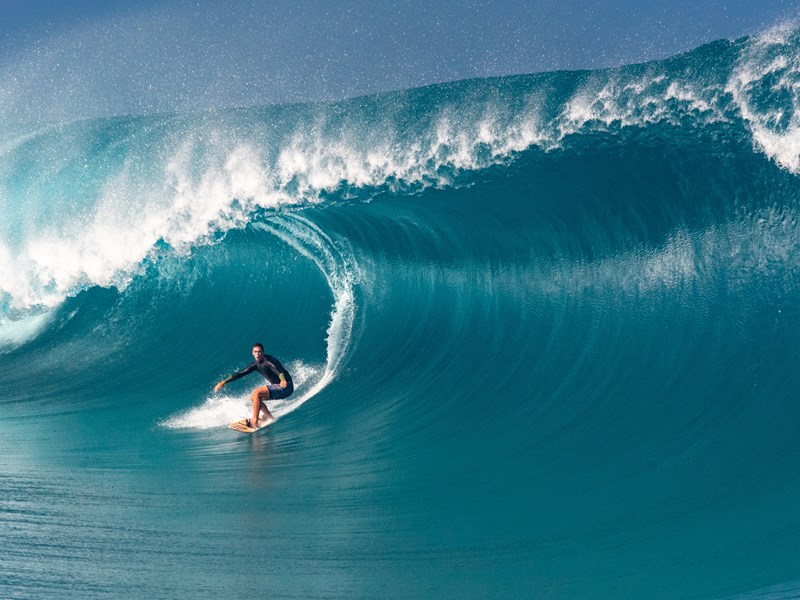 Admirez la mythique vague de Teahupoo, prisée par les surfeurs