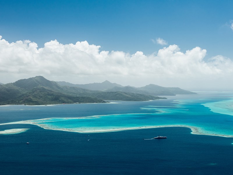 Vous arrivez à Raiatea et admirez au loin les montages verdoyants