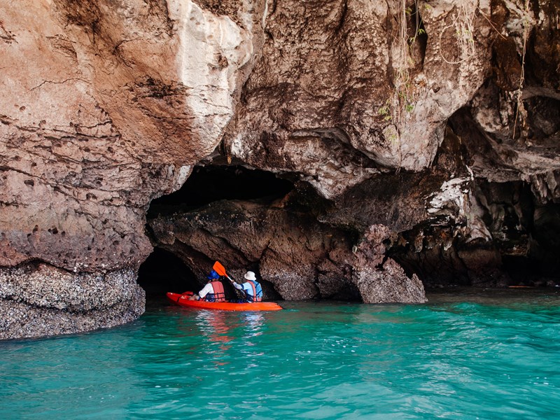 En kayak ou à pied, découvrez les grottes connues de la région