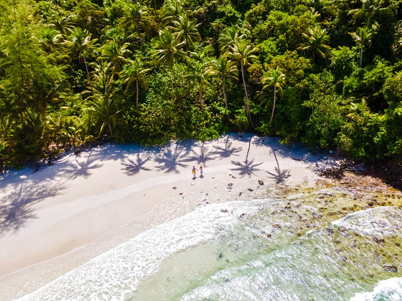 Sable blanc et eaux cristallines sur la plage d'Ao Jark Bay