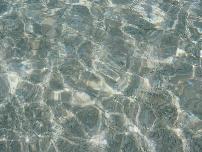 Savourez la clarté exceptionnelle des eaux cristallines de la plage de Nishihama.