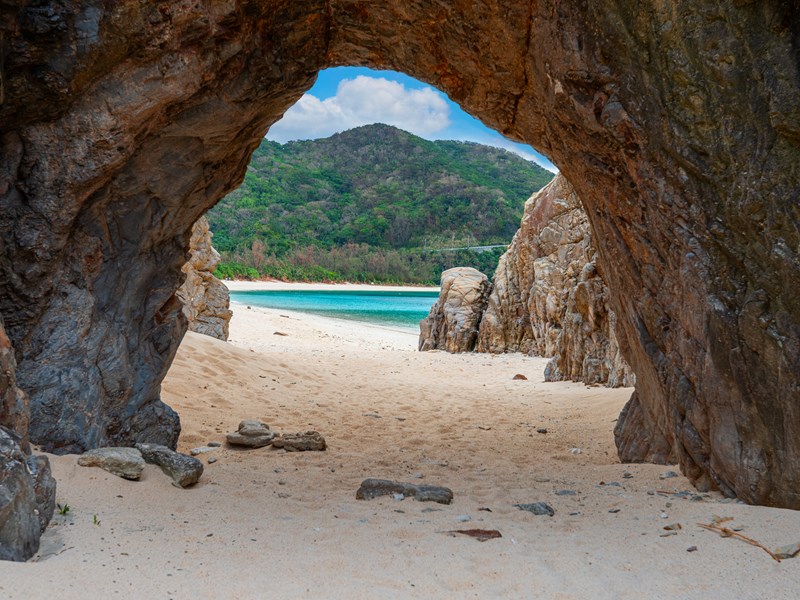 Arche en pierre naturelle sur l’île de Tokashiki