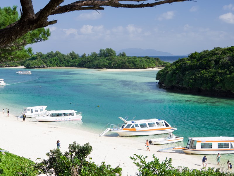 La célèbre baie de Kabira au nord de l’île. 