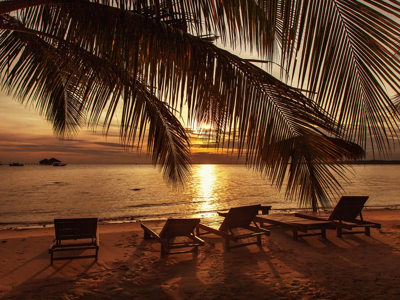 Le coucher du soleil où les teintes dorées se reflètent dans le lagon