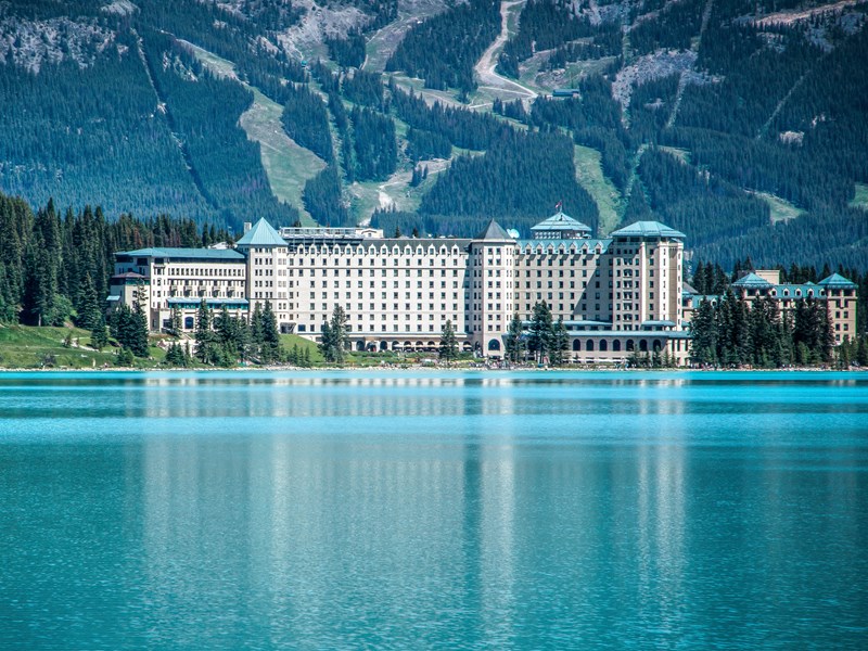 En canoë, passez devant le Château Fairmont qui surplombe le lac