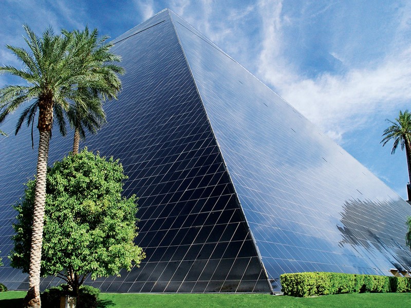 Vue du Luxor Hotel, un hôtel en forme de pyramide inspiré des cultures égyptiennes