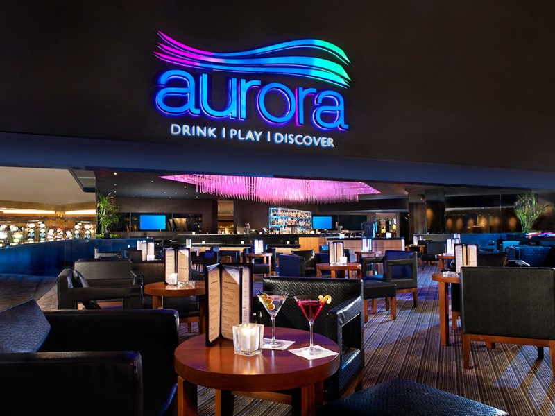 Sirotez une délicieuse boisson à l'Aurora Bar du Luxor.