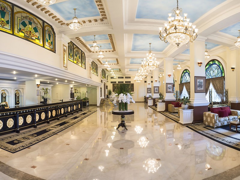 Le lobby de l'hôtel Majestic Saigon au Vietnam