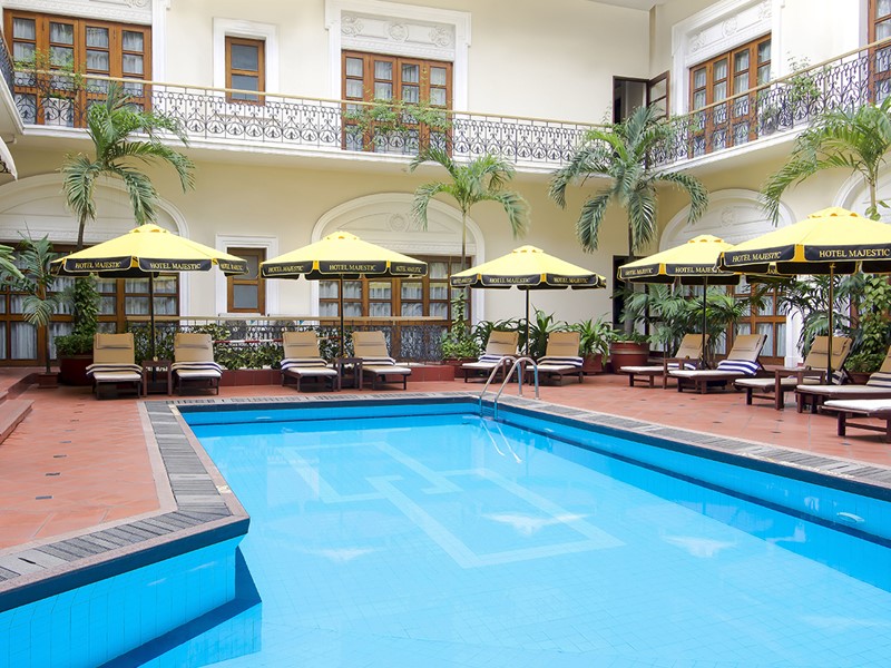 Profitez de la belle piscine de l'hôtel Majestic Saigon