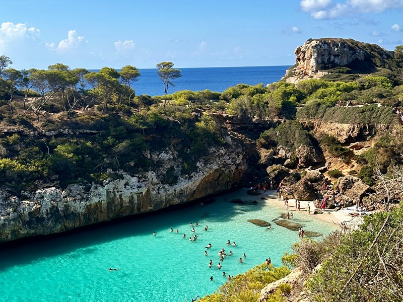 Vue aérienne d'une cala sublime