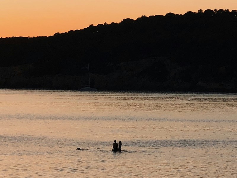 Coucher du soleil sur l'eau 