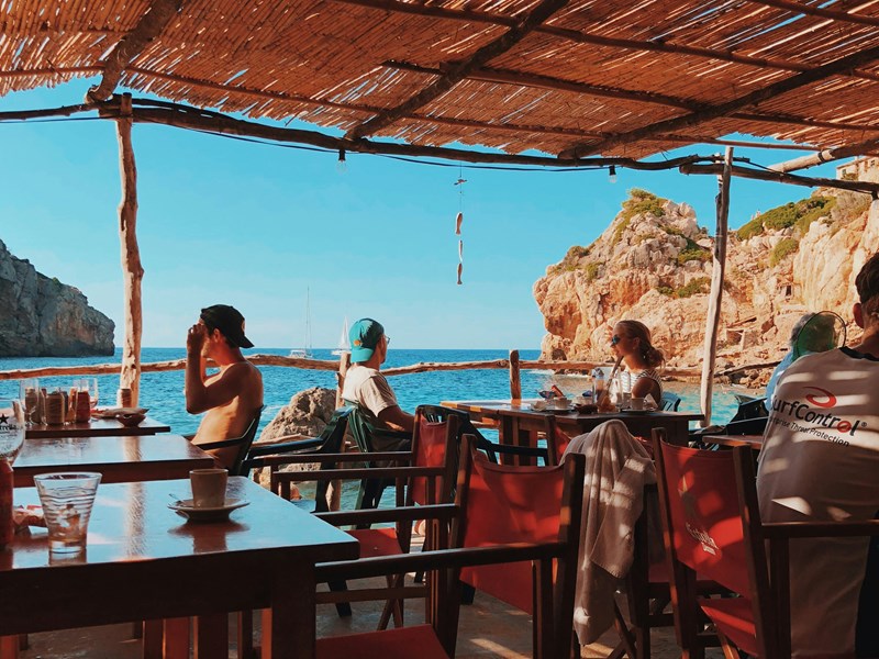 Déjeunez les pieds dans l'eau