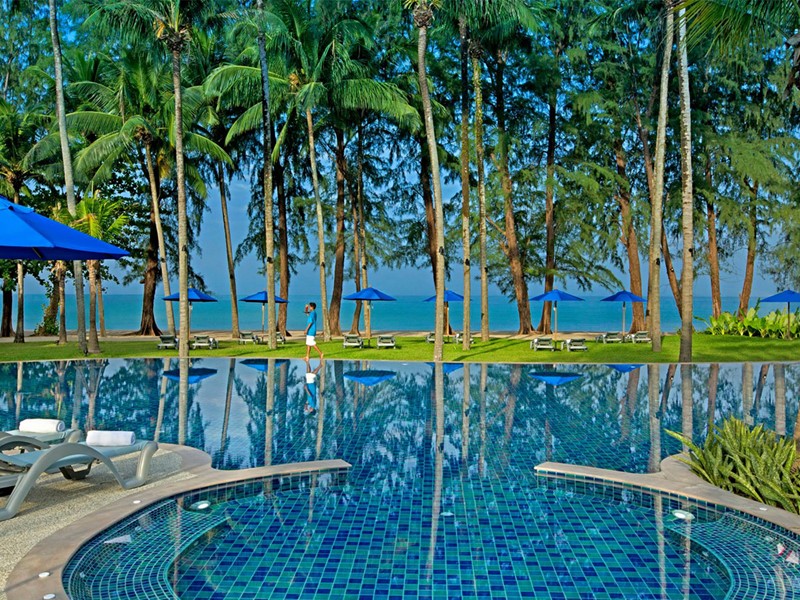 La piscine de l'hôtel Manathai Khao Lak en Thailande