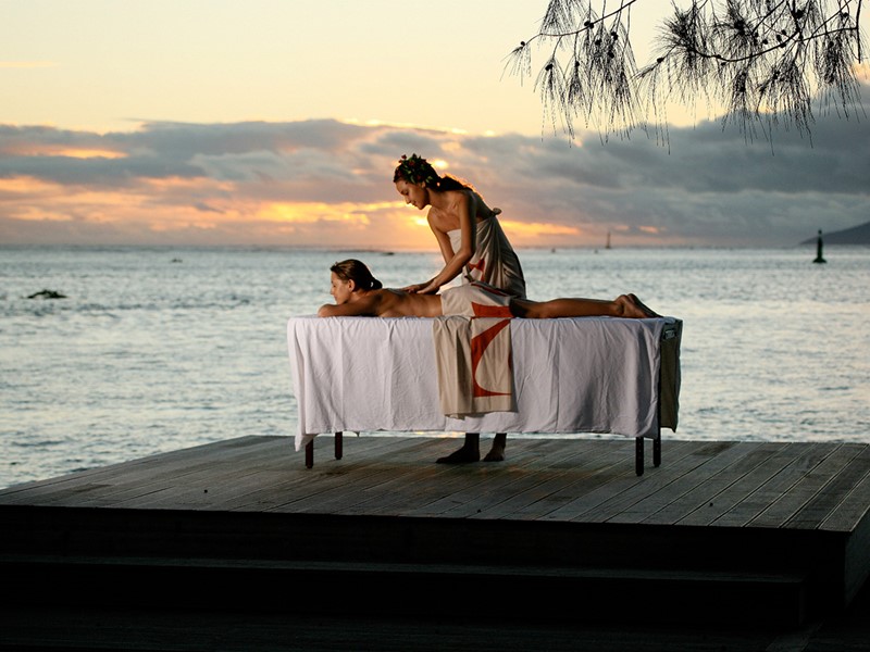 Massage face à l'océan à l'hôtel Te Moana Tahiti Resort