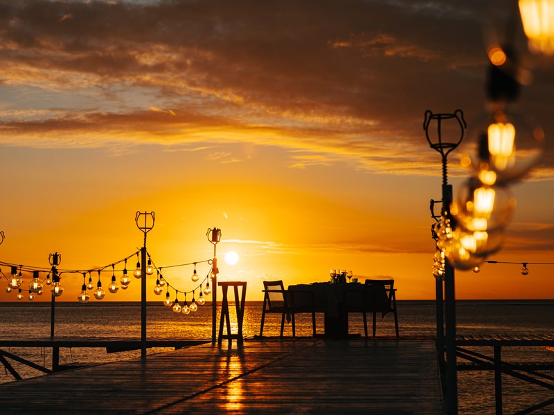 Dîner romantique face au coucher de soleil
