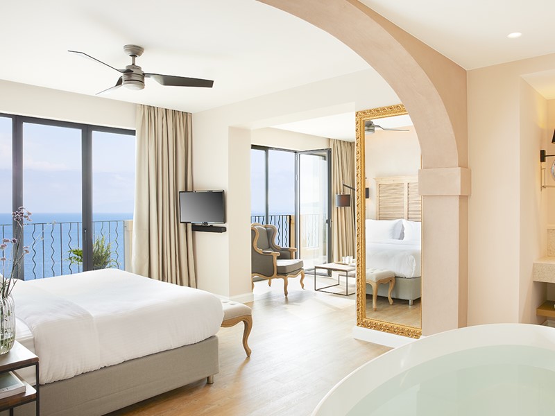 Deluxe Suite Whirlpool Sea View