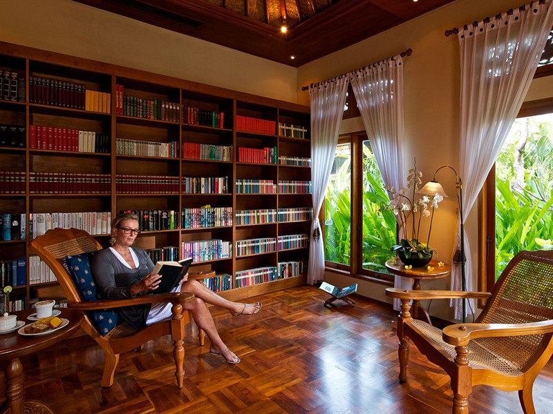 La bibliothèque de l'hôtel Matahari Beach Resort