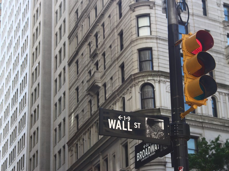 Observez le célèbre bâtiment de la bourse de Wall Street