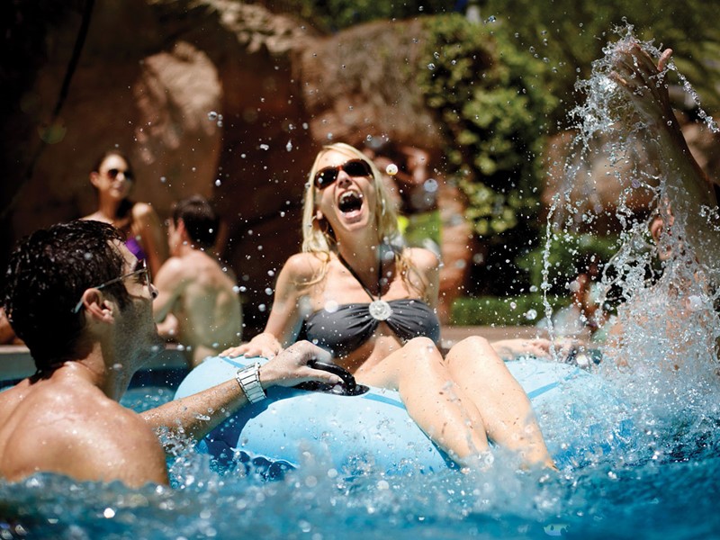 Profitez de la superbe piscine de l'hôtel MGM Grand