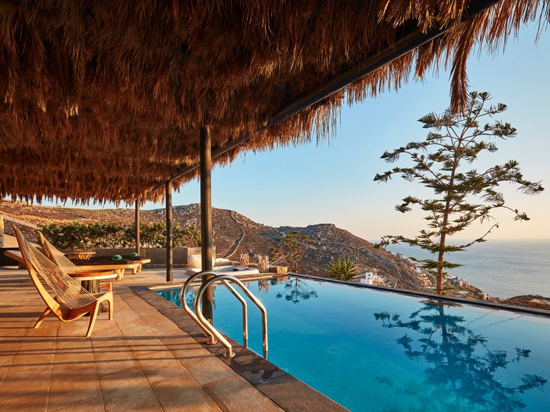 Superbe piscine à débordement au Myconian Utopia Resort