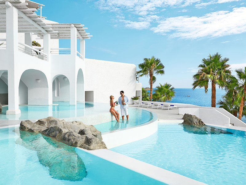 Profitez de la magnifique piscine du Grecotel Mykonos Blu