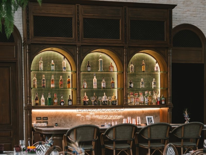 Prenez un moment au bar de l'hôtel