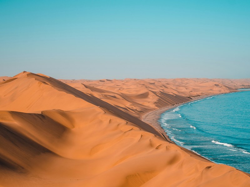 L'océan rencontre les dunes de sable en Namibie