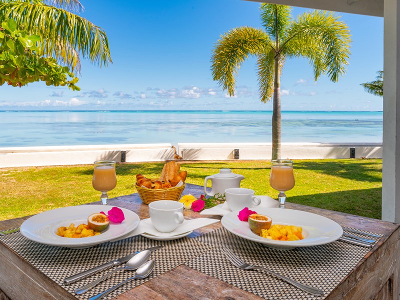 Un petit-déjeuner offrant un panorama de sable doré