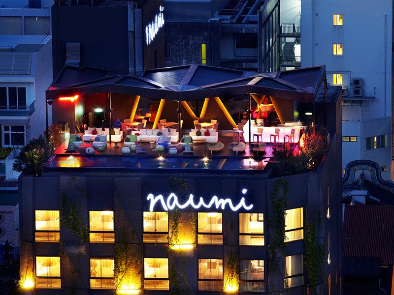 Profitez de vues magnifiques sur la ville de la terrasse du Naumi