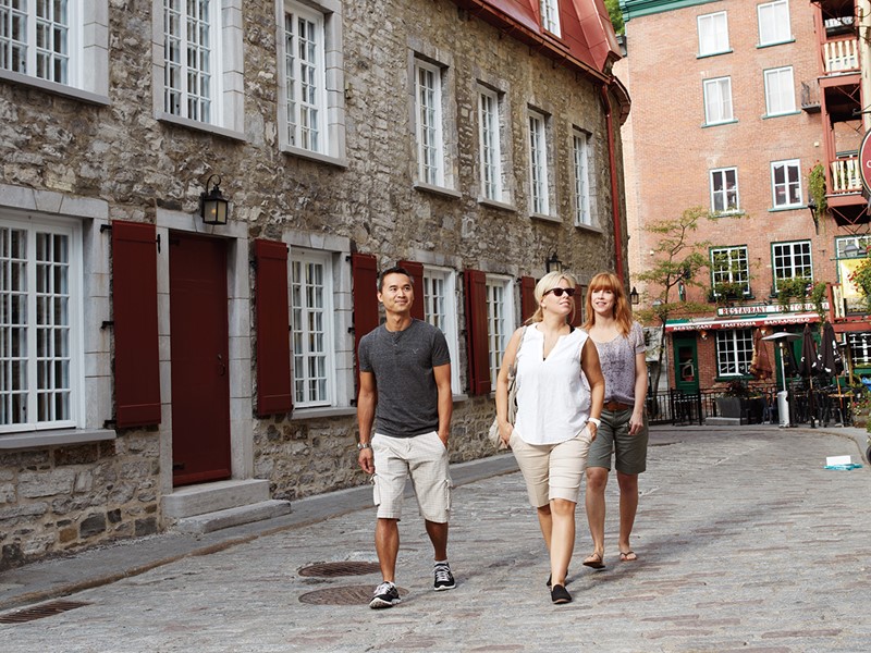 Parcourez les rues chaleureuses et animées du Petit-Champlain