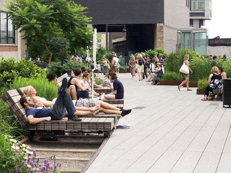 High Line, une ancienne voix de chemins de fers abandonnée puis réhabilitée en promenade éco-responsable inspirée de la Coulée Verte parisienne