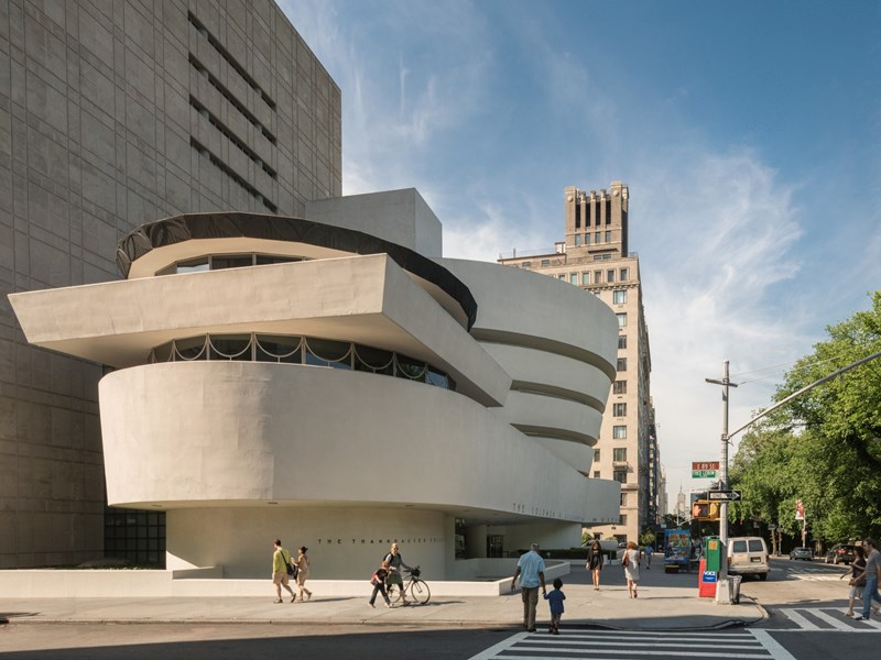 Le  Guggenheim, en forme de pile d’assiette ou de cupcake inversé, une architecture insolente