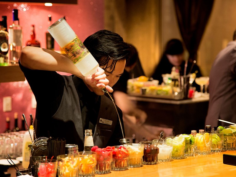 Sirotez des délicieux cocktails au Nikko à San Francisco
