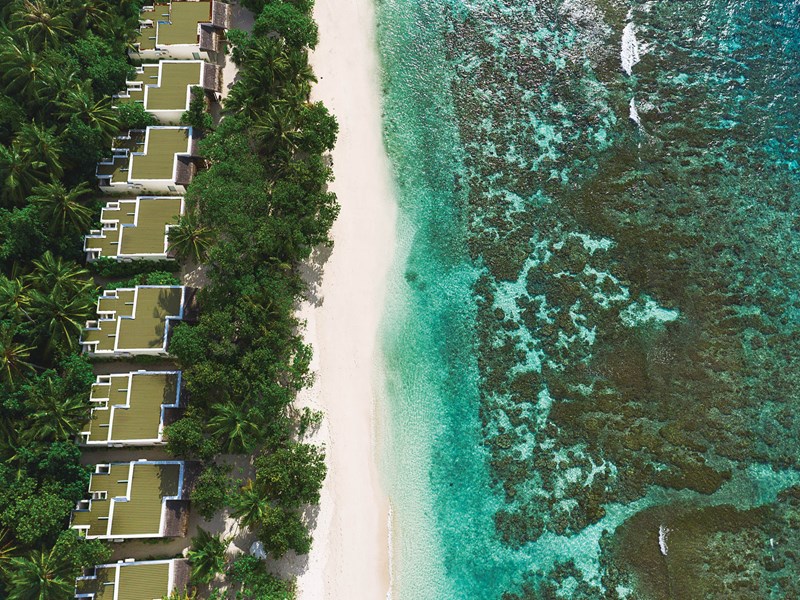 Des villas posées au bord de l'océan
