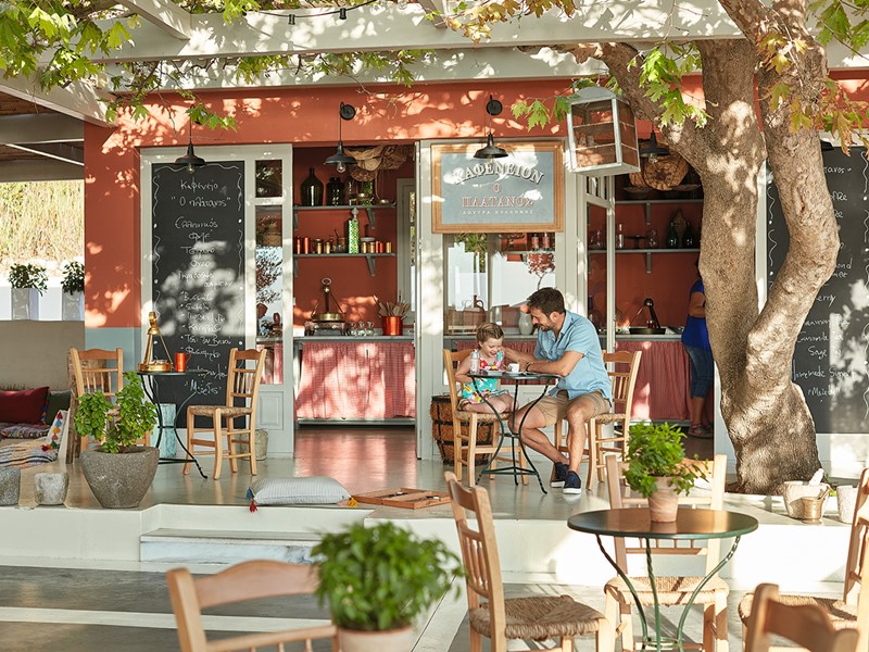 Sirotez un délicieux café traditionnel au Kafeneion de l'Olympia Oasis