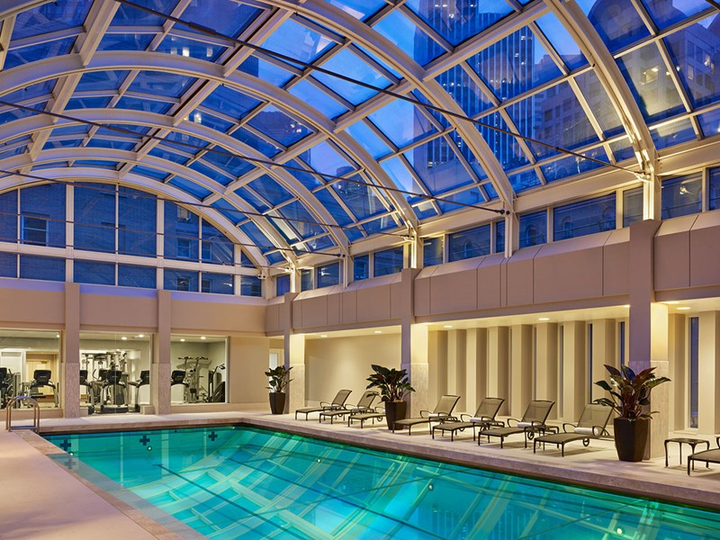 Profitez de la sublime piscine du Palace Hotel dans une atmosphère apaisante