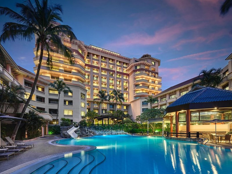 La piscine de l'hôtel en soirée