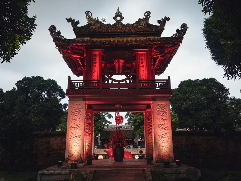 Visite des temples d'Hanoi à la tombée de la nuit