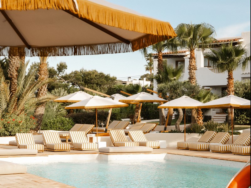 Relaxez-vous au bord de la piscine