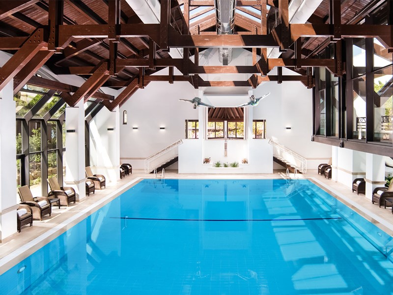 La piscine interne du Pine Cliffs Hotel à Algarve