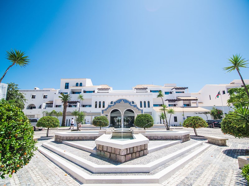 Vue du Pine Cliffs Hotel, un établissement de luxe à Algarve