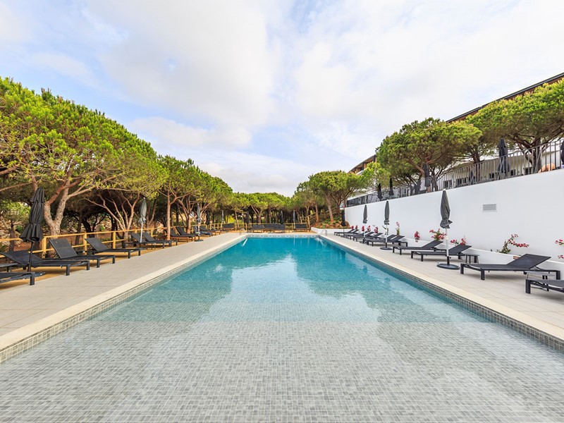 La superbe piscine de l'Octant Hotels Praia Verde au Portugal
