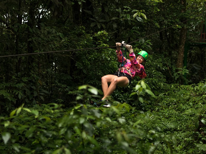 Tyrolienne au-dessus de la forêt tropicale