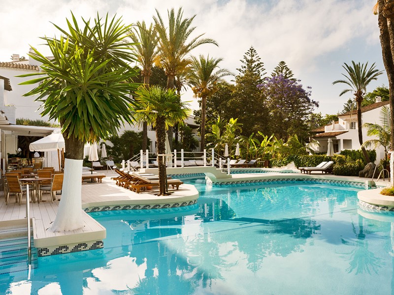 La superbe piscine du Puente Romano situé à Marbella