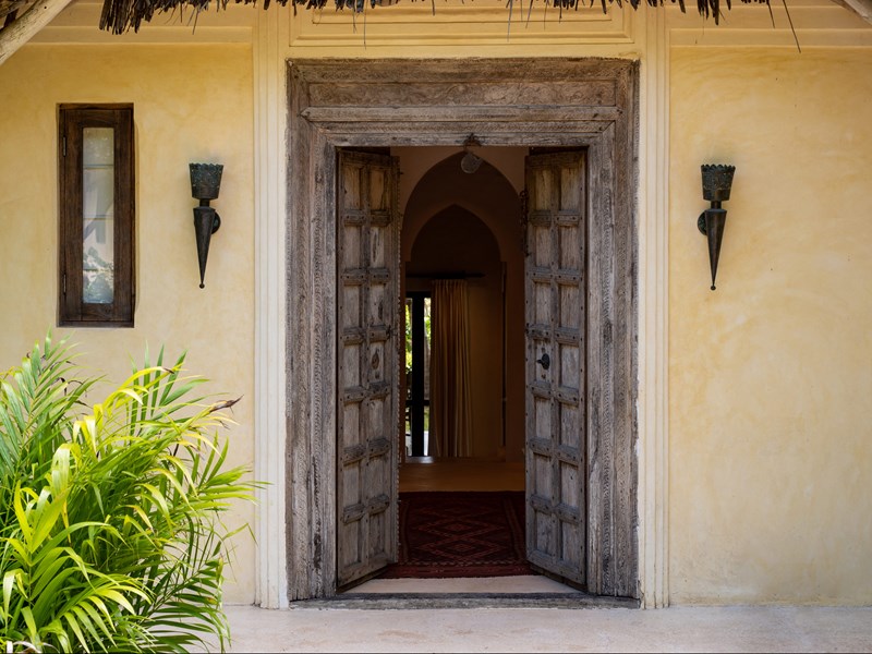 L'entrée de votre villa et sa majestueuse porte en bois sculpté