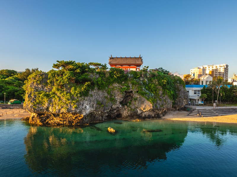 Un sanctuaire posé sur une falaise