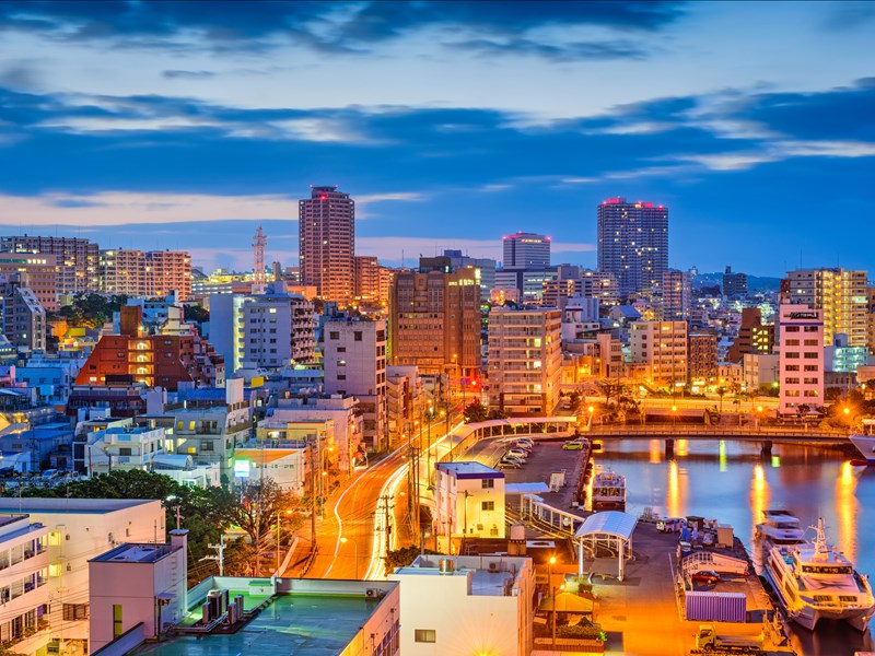 La ville de Naha de nuit