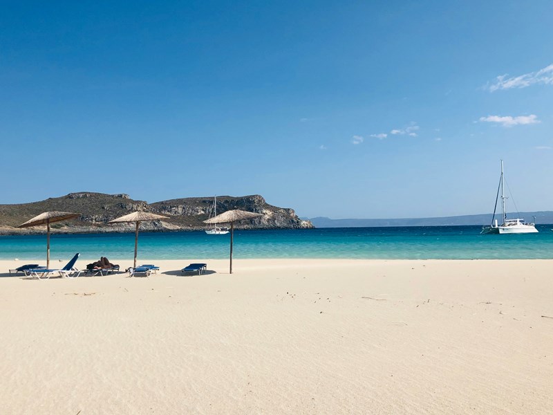 Flânez sur le sable doré de cette île au sud du Péloponnèse